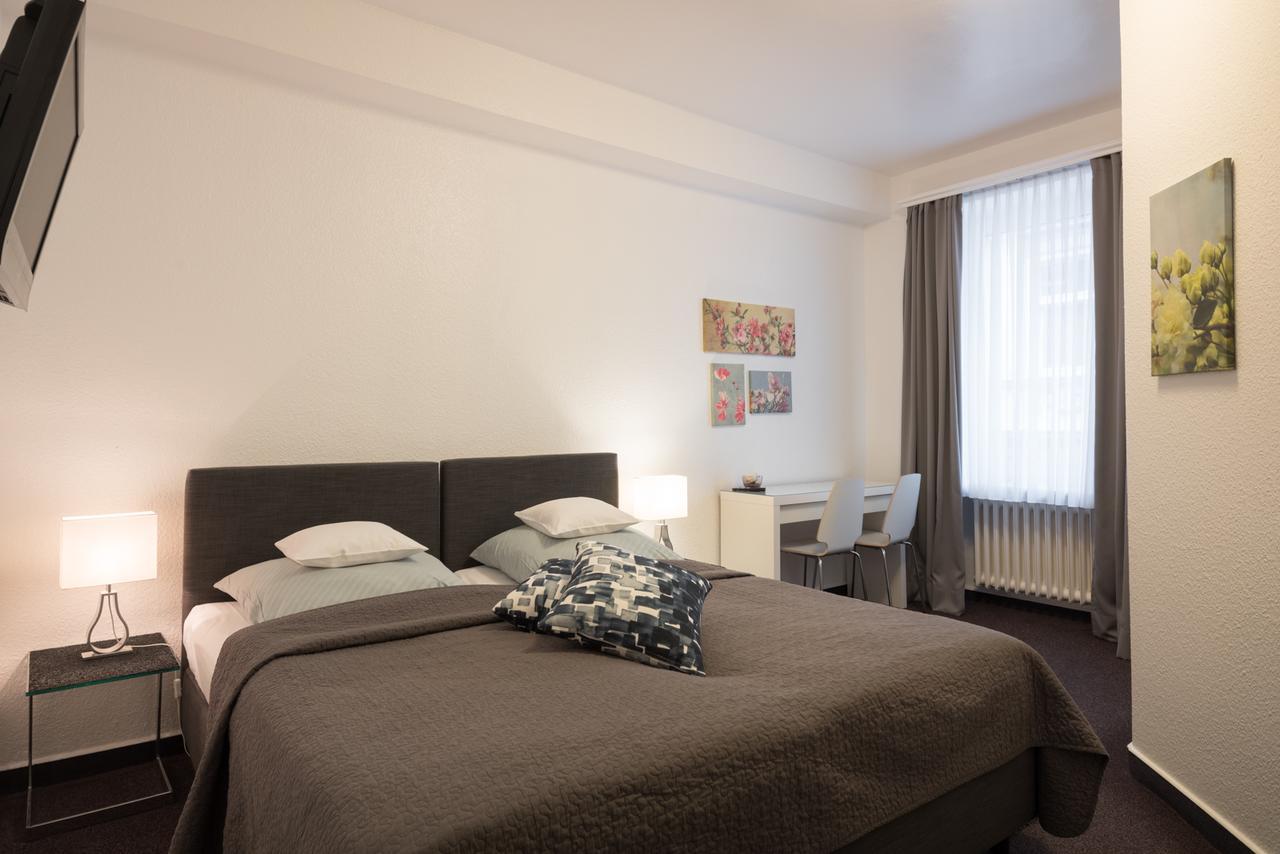 Doppelzimmer mit Gemeinschaftsbad und -WC auf dem Gang